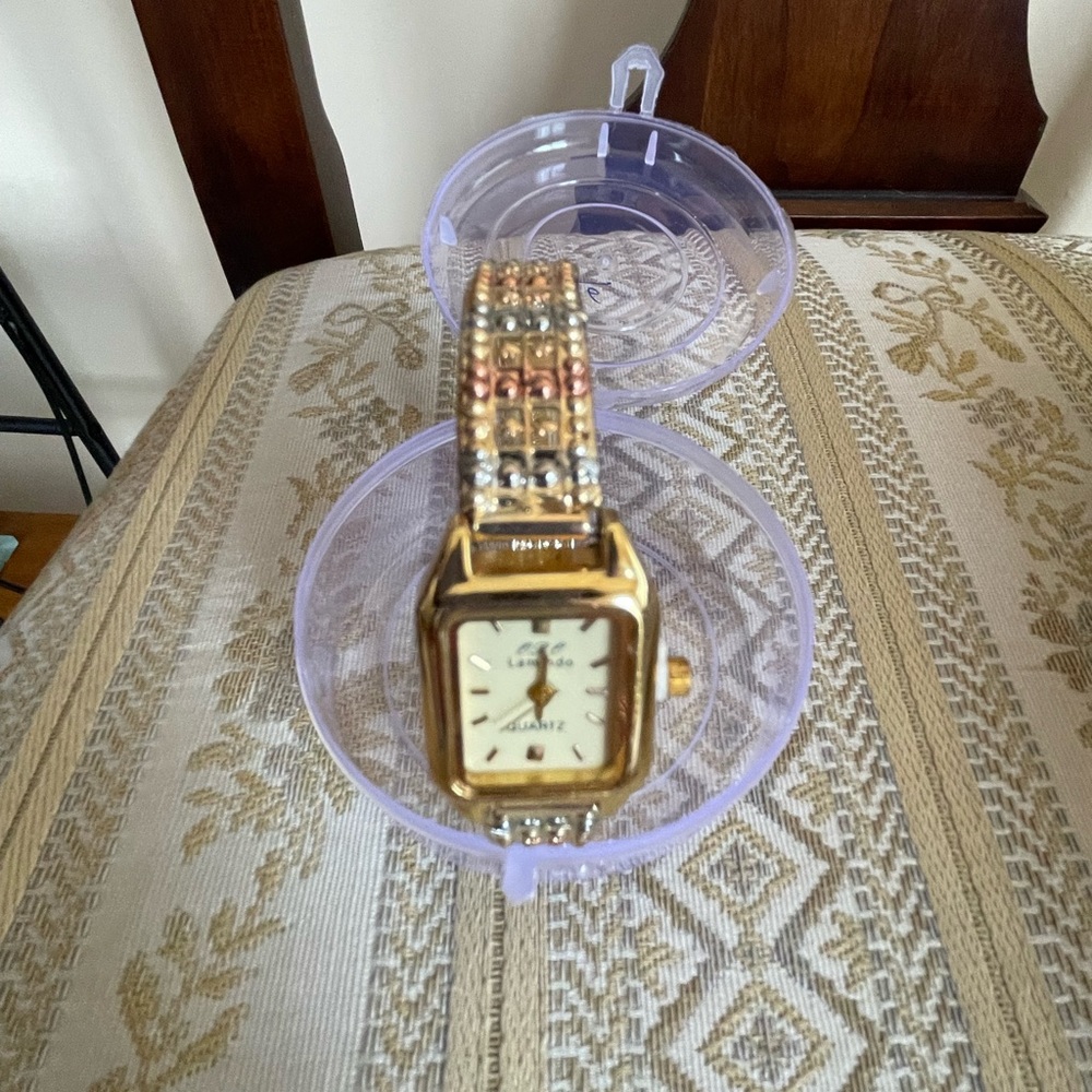 Bracelet watch in color gold